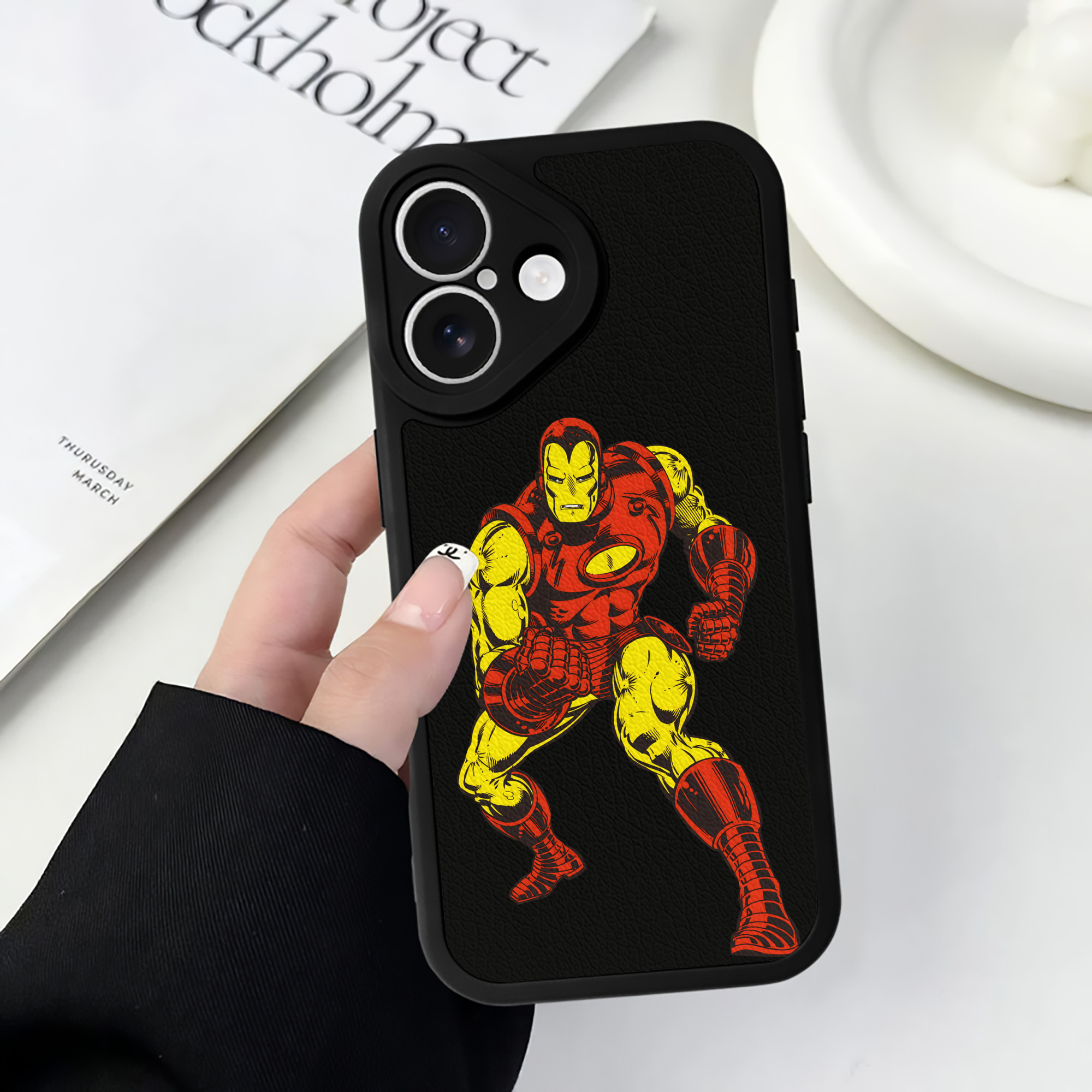 （画像用） アベンジャーズ The Avengers 【iPhone 16シリーズ対応】シリコンスマホケース（レザー調） 材質：シリコン